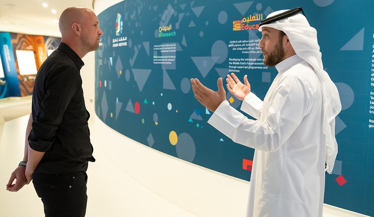 اللاعب الهولندي جوردي كرويف يزور جناح الإرث في مقر اللجنة العليا للمشاريع والإرث