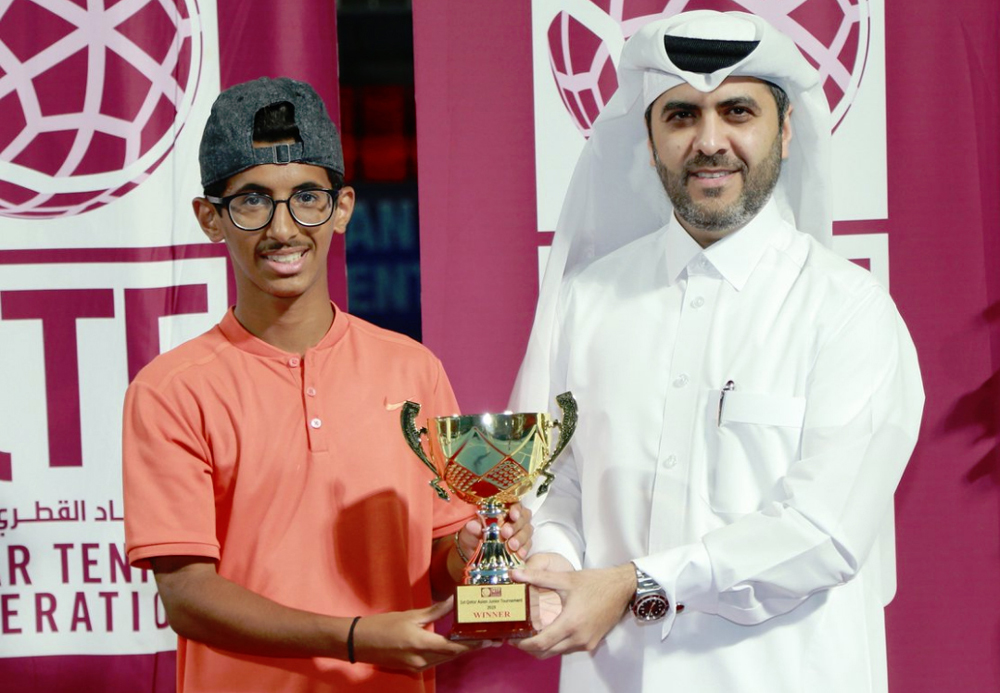 تتويج لاعب المنتخب القطري ناصر اليافعي بلقب البطولة 