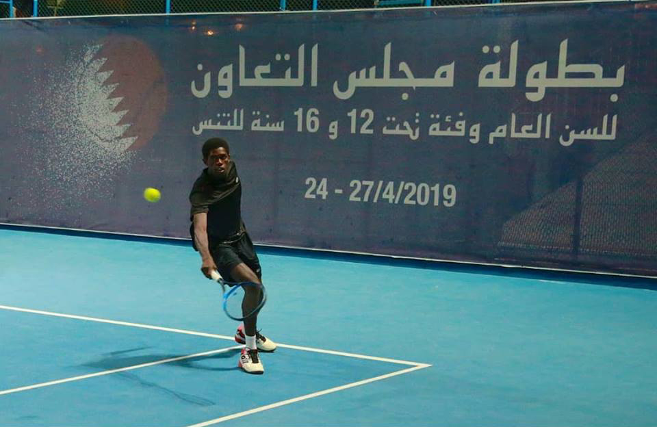 الأدعم يواصل تفوقه ويفوز على نظيره العماني في بطولة الخليج للتنس