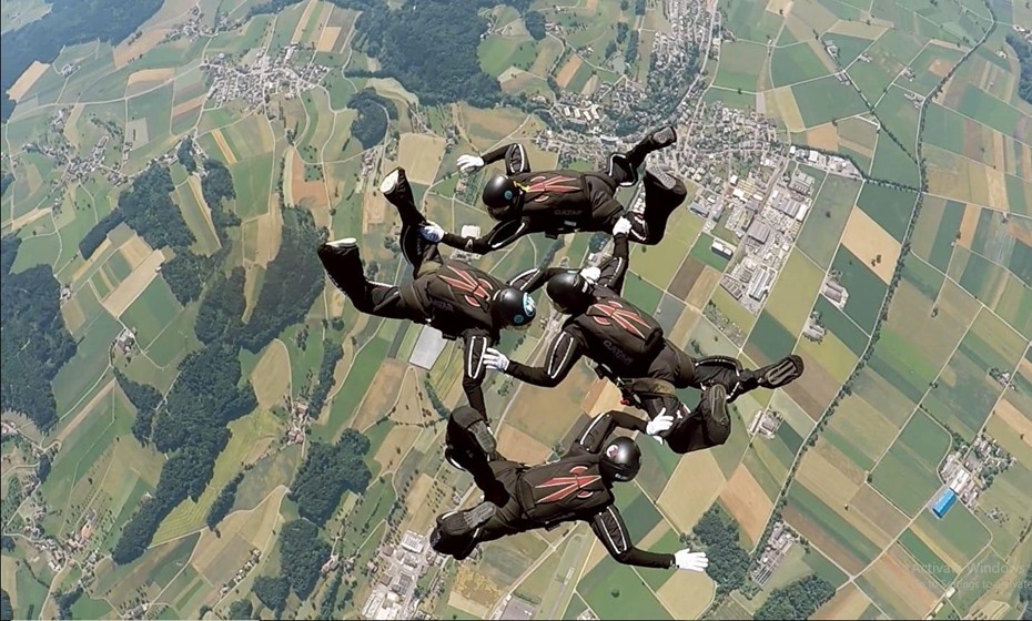 The Qatar Special Forces&rsquo; Parachuting Force team 