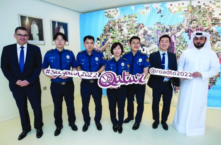 الوفد الكوري خلال زيارته جناح الإرث