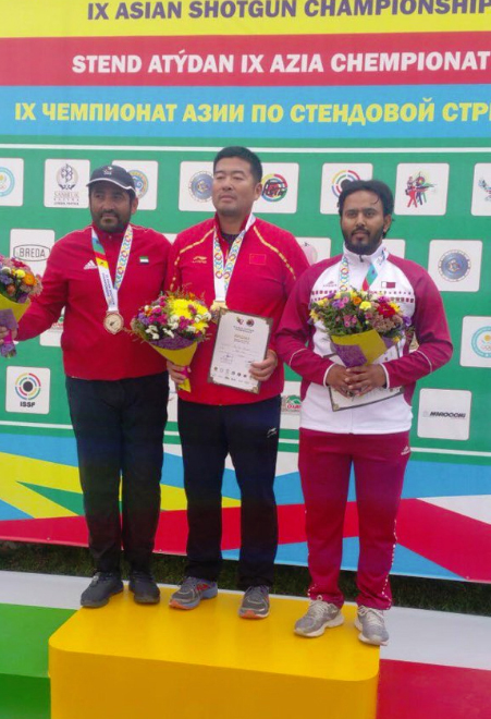راشد العذبة على منصة التتويج