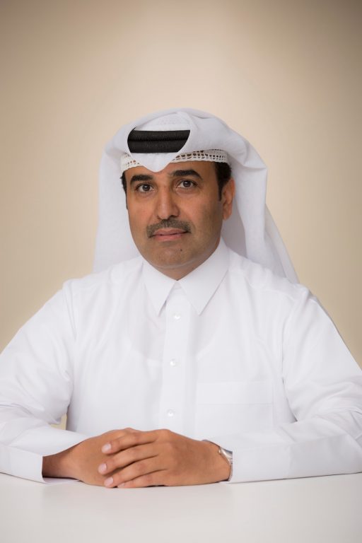 سعادة عيسى بن محمد المهندي رئيس نادي السباق والفروسية