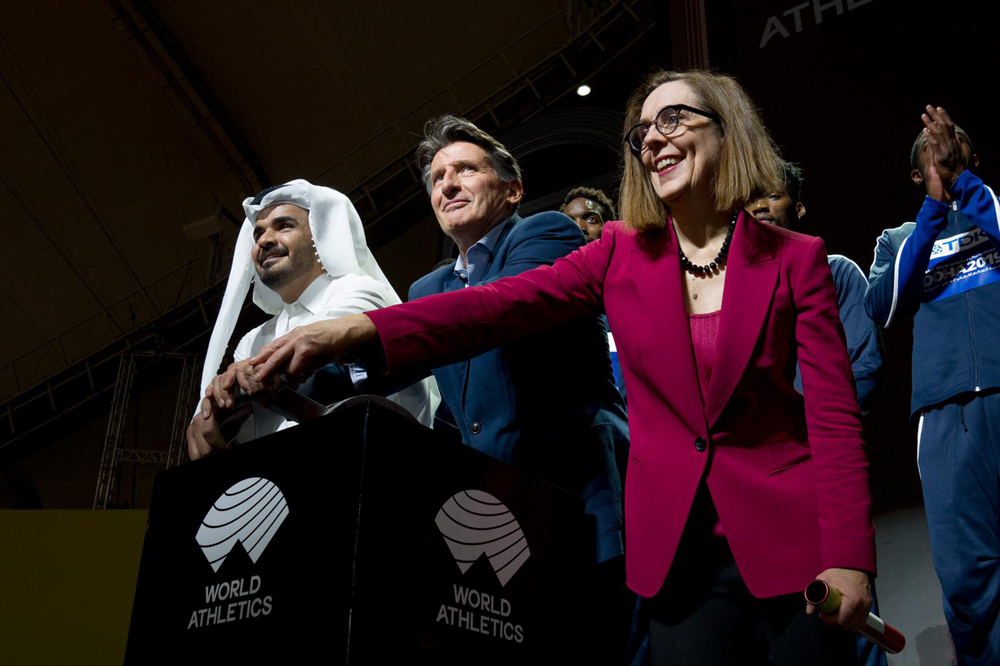 الشيخ جوعان يسلم علم البطولة لحاكم ولاية أوريغون