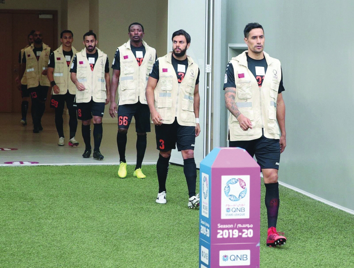 لاعبو نادي أم صلال يرتدون سترة قطر الخيرية