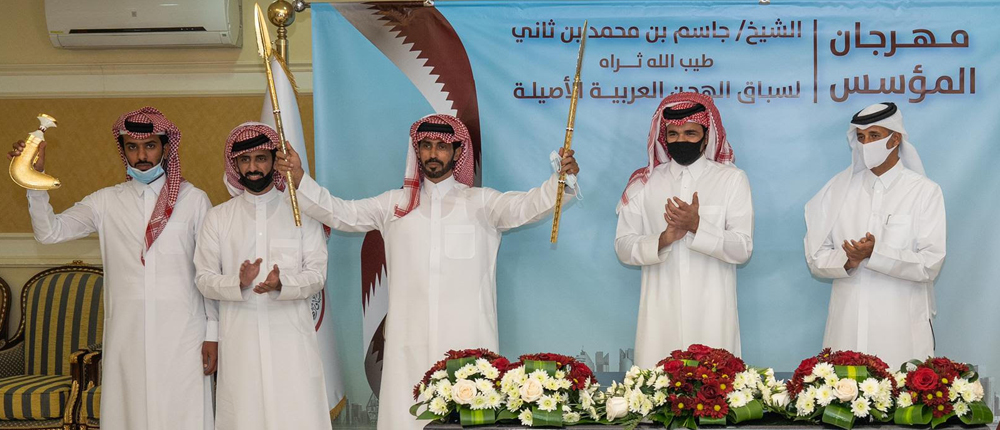 الشيخ جوعان يتوج الفائزين بالرموز الذهبية