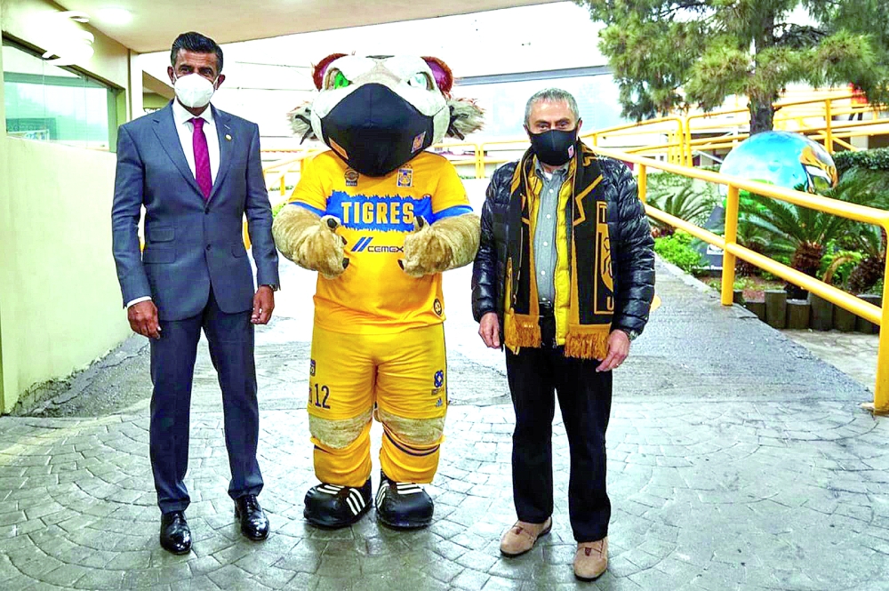سعادة السفير يزور فريق تيجريس المكسيكي