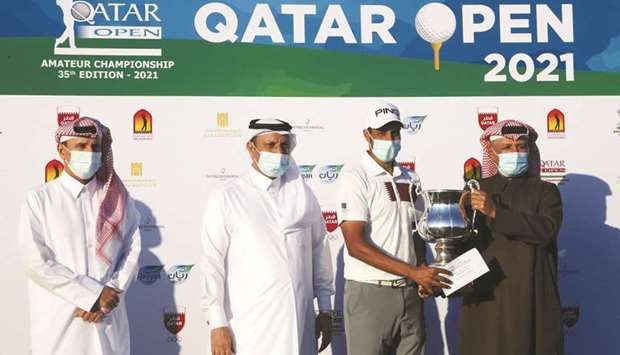 QGA Secretary General Fahad al-Naimi presents the winner&rsquo;s trophy to Qatar&rsquo;s Ali al-Shahrani