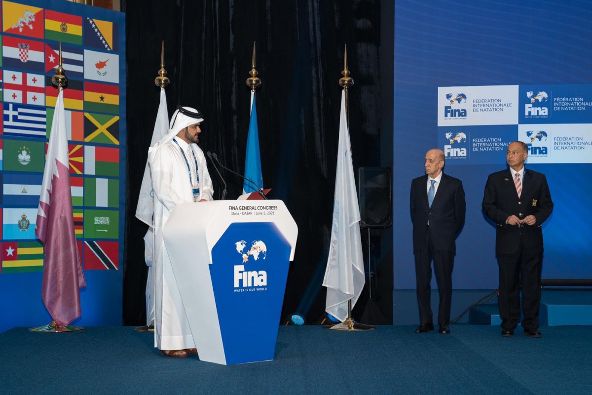 الشيخ جوعان بن حمد يهنّئ الكويتي حسين المسلم بانتخابه رئيسًا للاتحاد الدولي للسباحة