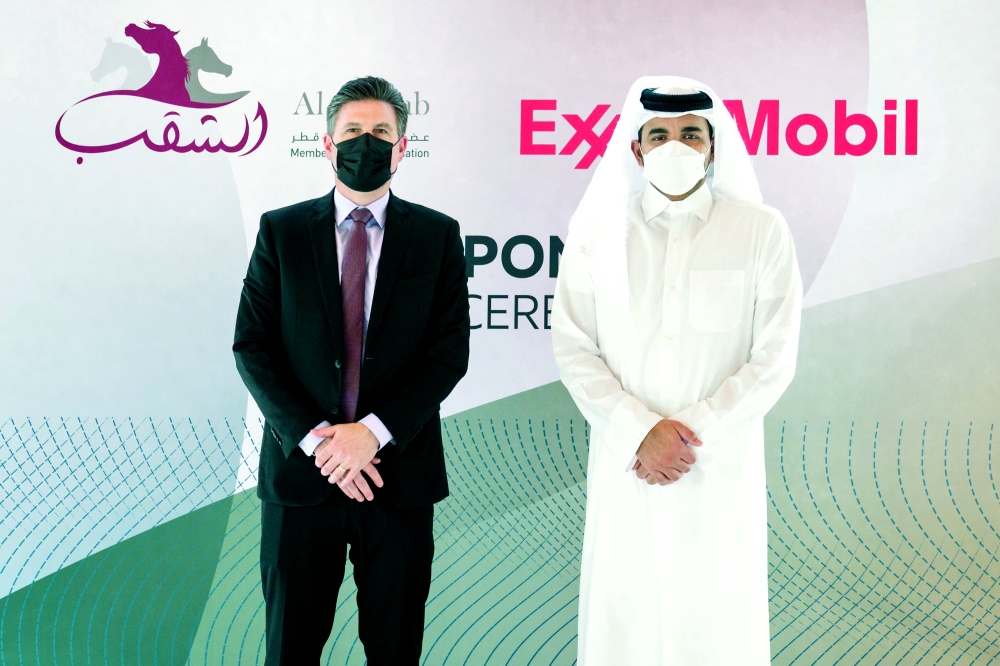 سعادة الشيخ جوعان بن حمد آل ثاني، رئيس مجلس إدارة الشقب، ودومينيك جينيتي، رئيس ومدير عام إكسون موبيل قطر