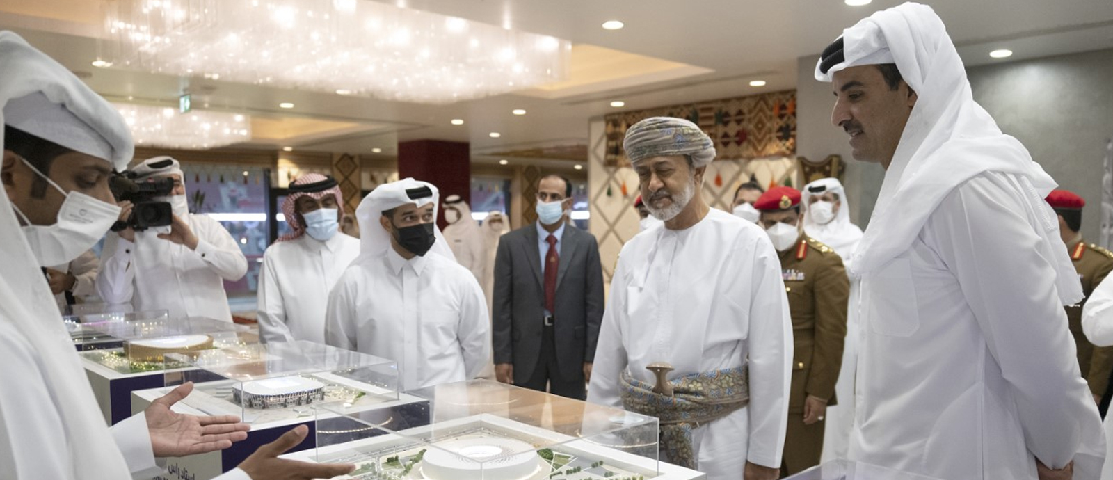سمو الأمير وسلطان عمان يزوران استاد البيت