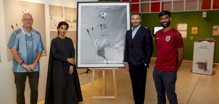 عرض الملصق الرسمي لكأس العالم قطر 2022 في متحف التصميم بالعاصمة البريطانية لندن