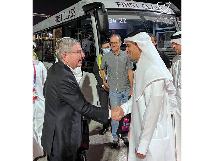 رئيس اللجنة الأولمبية الدولية يصل الدوحة