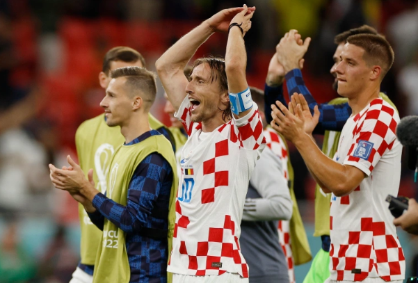 لاعبو كرواتيا يحتفلون بالتأهل إلى دور 16 بمونديال قطر 