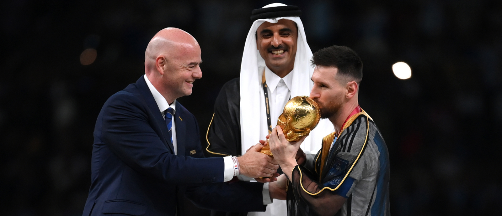 سمو الأمير يتوج الأرجنتين بطل كأس العالم FIFA قطر 2022