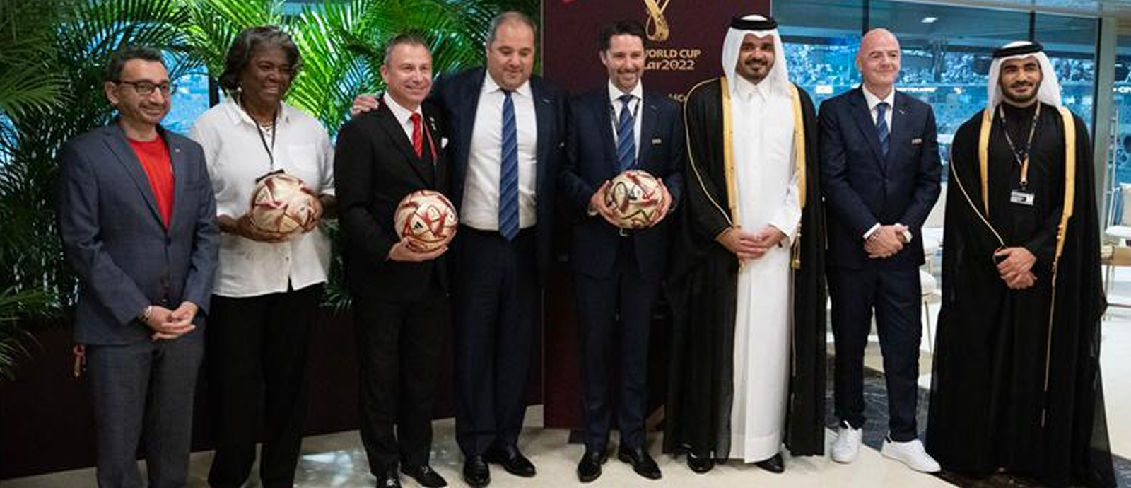 الشيخ جوعان يسلم كرة استضافة بطولة كأس العالم 2026 لكل من كندا والمكسيك والولايات المتحدة