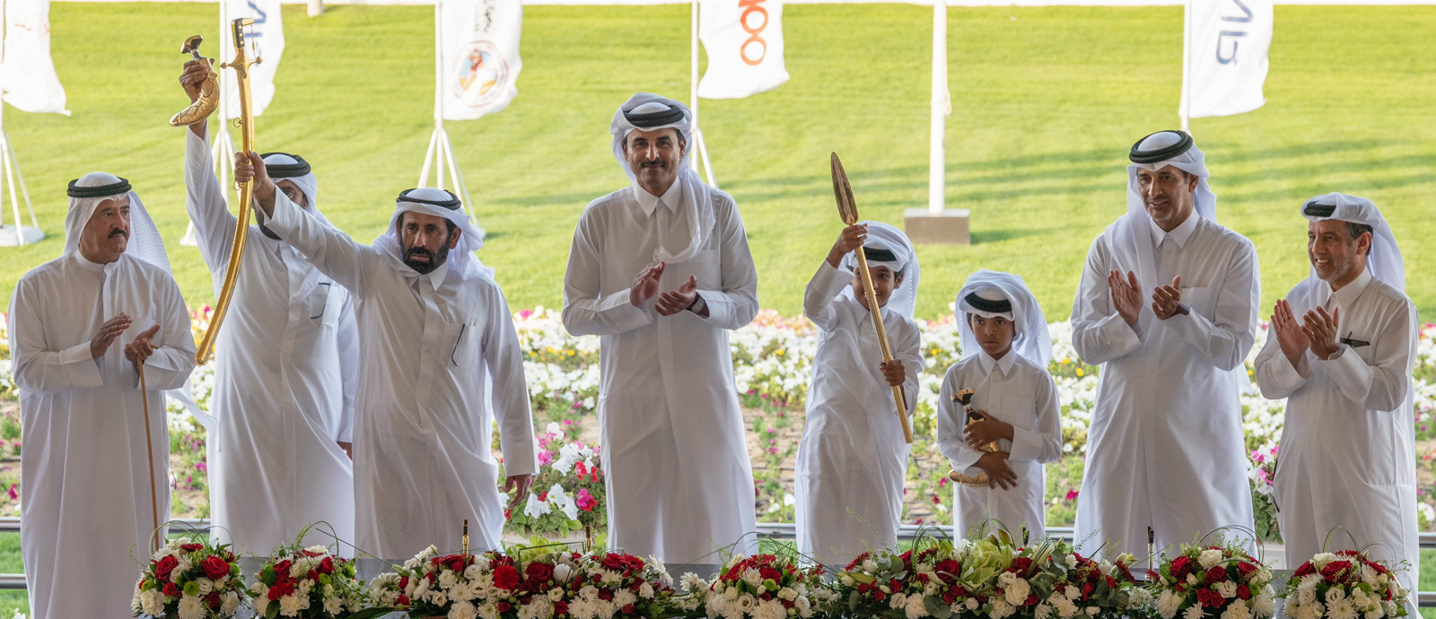سمو الأمير يتوج الفائزين في ختام مهرجان الهجن العربية الأصيلة على سيف سموه