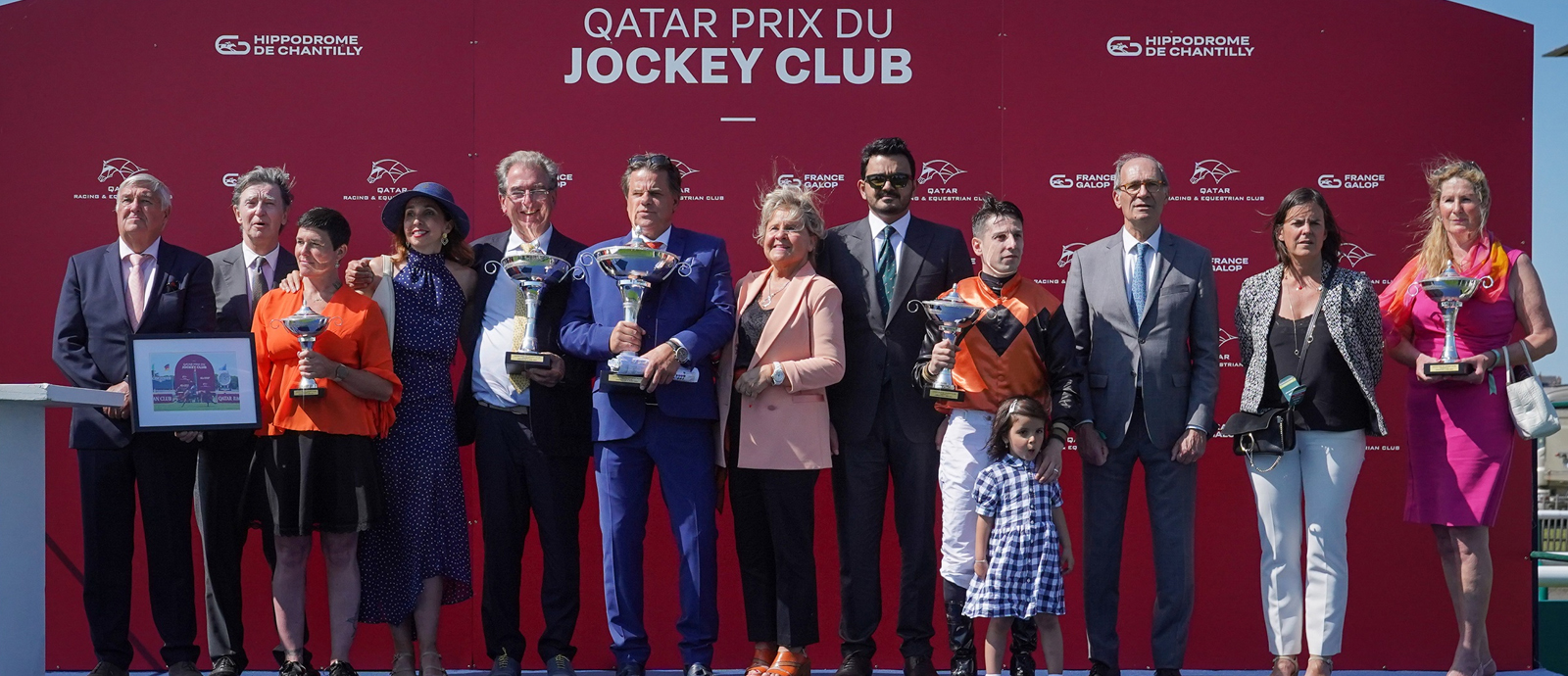 سعادة الشيخ جوعان بن حمد آل ثاني يتوج الفائزين في سباق "جائزة قطر جوكي كلوب" بفرنسا