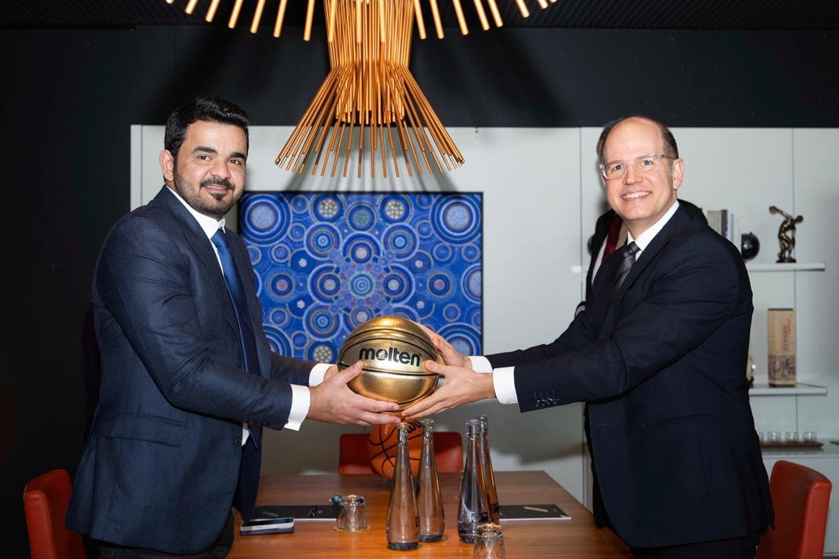 الشيخ جوعان يلتقي الأمين العام للاتحاد الدولي لكرة السلة