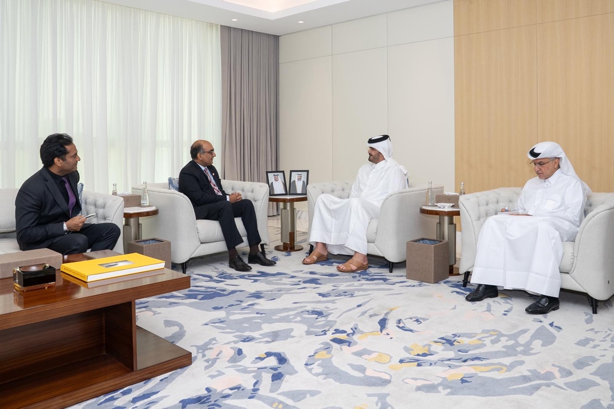 الشيخ جوعان بن حمد يبحث تعزيز التعاون الرياضي مع السفير الهندي